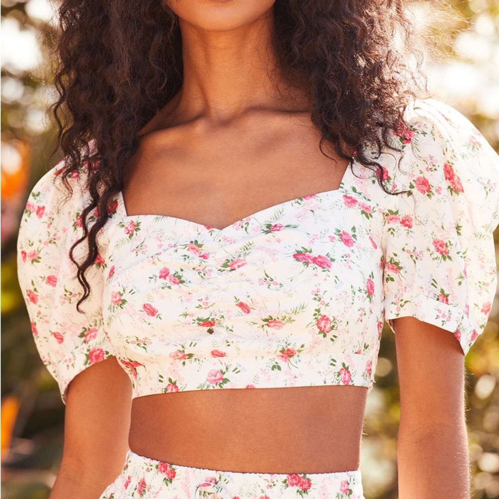 🚨FINAL SALE! PRICE IS FIRM🚨 NWT Lulus White Floral Print Puff Sleeve Crop Top